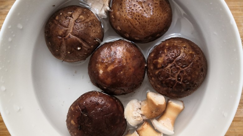 香菇鹌鹑蛋,把香菇柄和香菇盖,放入淡盐水中浸泡,半小时,冲洗干净,备用
