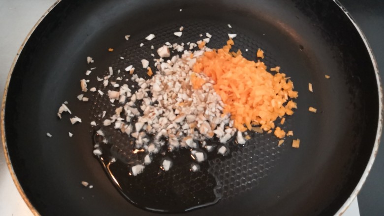 香菇鹌鹑蛋,倒入,香菇柄和胡萝卜丁