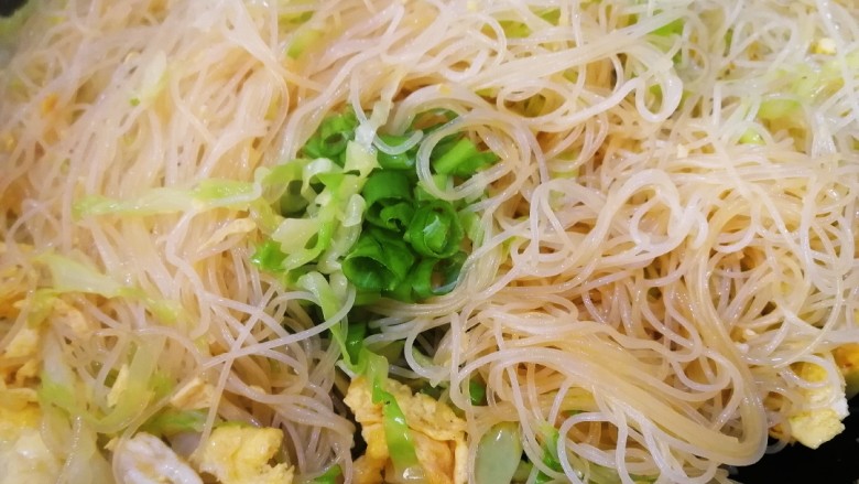 炒米粉,最后放入<a style='color:red;display:inline-block;' href='/shicai/ 3250'>葱</a>花,简单翻炒一下即可。