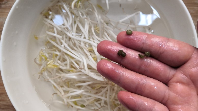 豆芽炒粉条,浸泡好的豆芽,挑去豆壳,掐掉老根