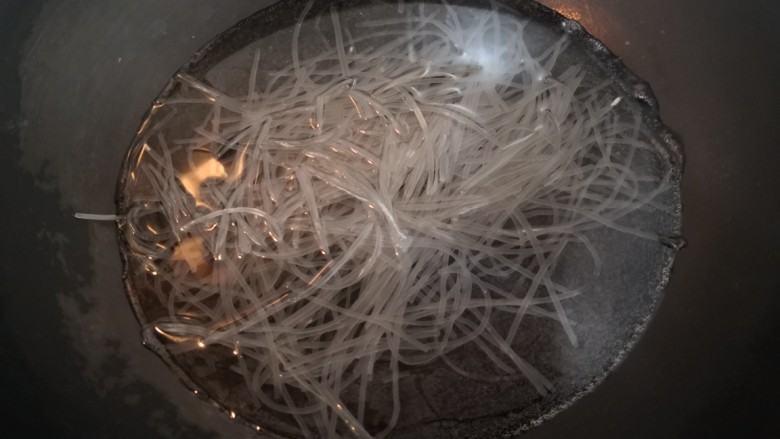 豆芽炒粉条,水开后,放入粉条