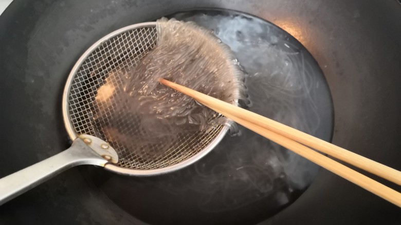 豆芽炒粉条,粉条,焯水断生后,捞出