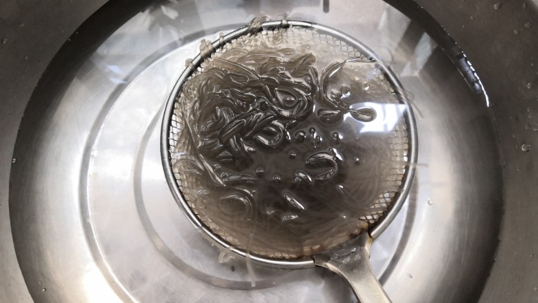 豆芽炒粉条,捞出的粉条,放冷水中,过凉