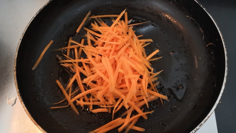豆芽炒粉条,先放入,胡萝卜丝