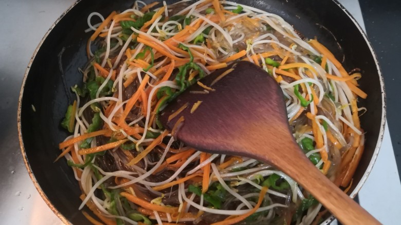 豆芽炒粉条,再次翻炒均匀,即可关火