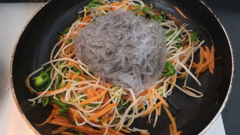豆芽炒粉条,再把粉条,倒入锅中