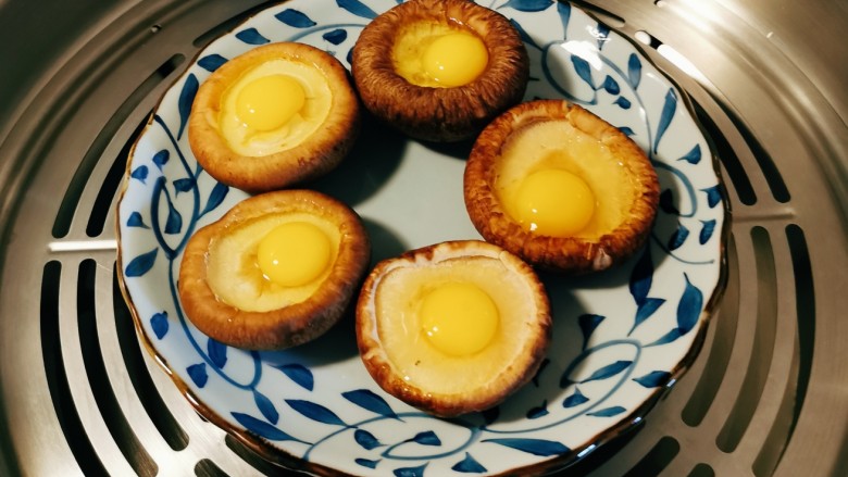 香菇鹌鹑蛋,放入蒸锅