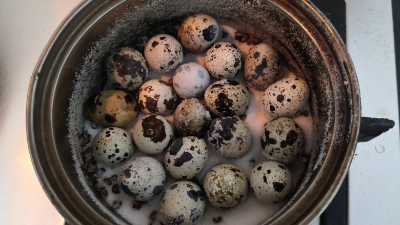 盐焗鹌鹑蛋,鹌鹑蛋,需要平铺哦,我的小锅子,正好可以放20个