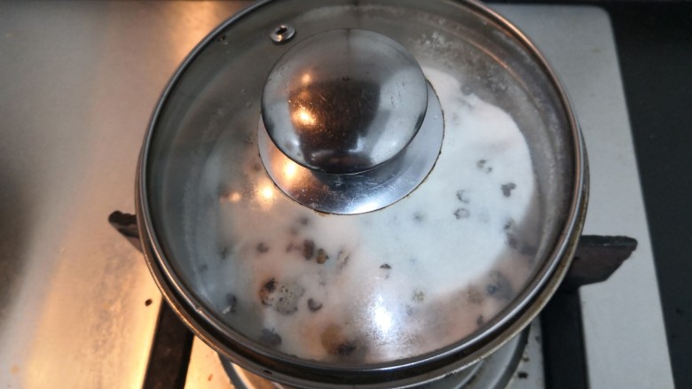 盐焗鹌鹑蛋,盖上锅盖,小火焖8分钟,关火,让它,自然凉凉
