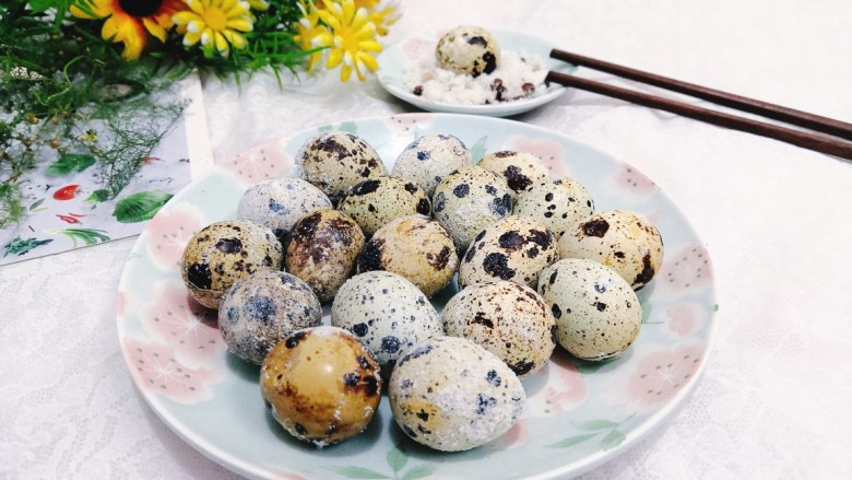 盐焗鹌鹑蛋,装盘,上桌