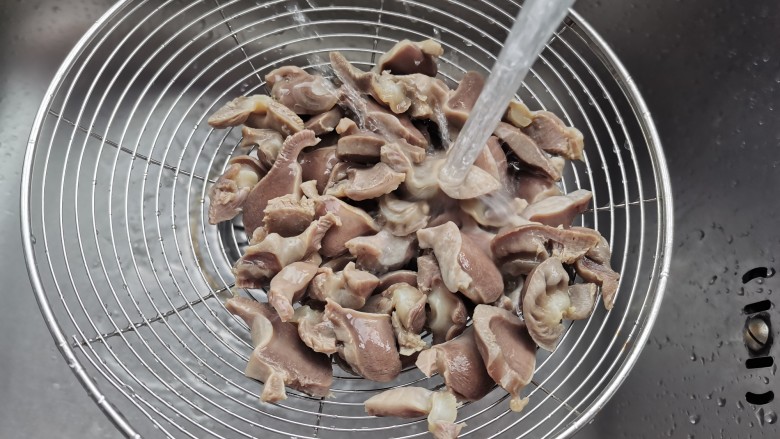 泡椒鸡胗,焯至鸡胗变色捞出,用清水冲洗一遍