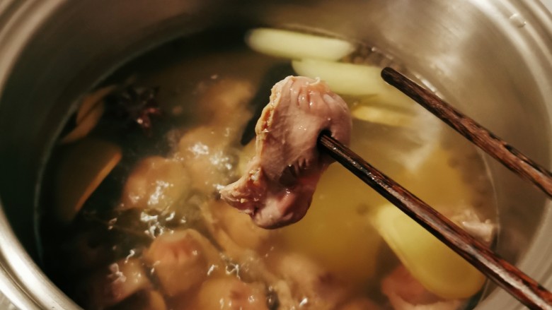 泡椒鸡胗,煮至筷子轻轻穿透 表明已经熟透