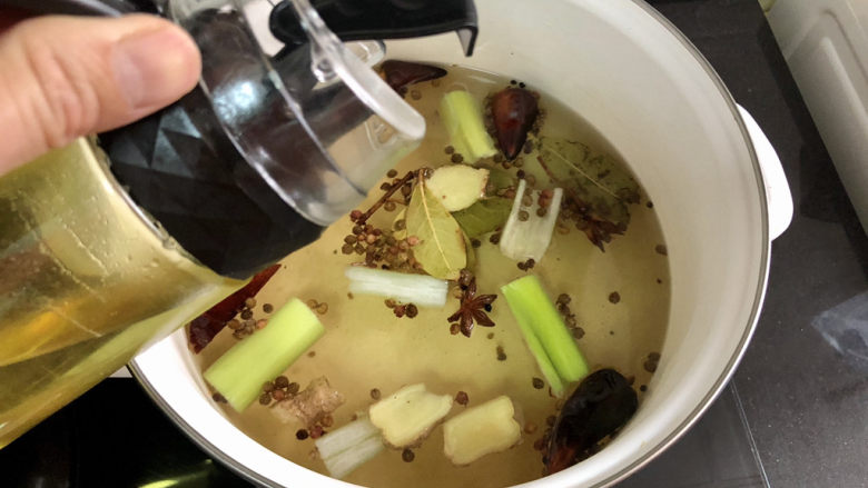 香辣毛豆➕青青自是风流主,煮开后,加少许食用油