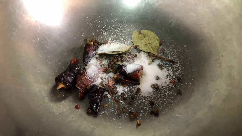 香辣毛豆➕青青自是风流主,加入三茶匙食盐,中小火翻炒到盐微黄,炒出香料香味
