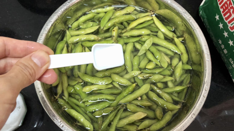 香辣毛豆➕青青自是风流主,取一大盆,放入毛豆,适量清水,一茶匙食盐