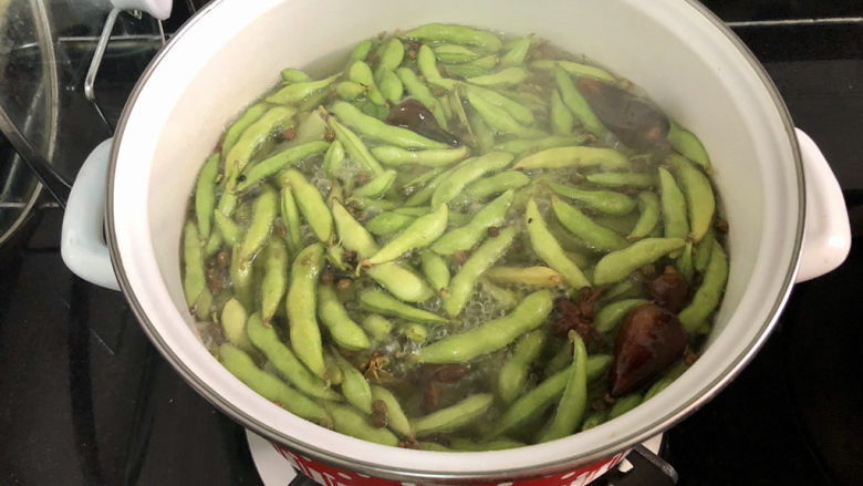 香辣毛豆➕青青自是风流主,加入毛豆,阿晨毛豆下锅才想起来还没有剪去两头,又把它们都捡出来😭