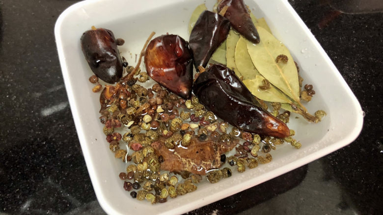 香辣毛豆➕青青自是风流主,香料温水浸泡一会,去除浮灰