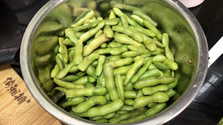 香辣毛豆➕青青自是风流主,毛豆剪掉两头,方便入味。阿晨今天糊涂了,毛豆下锅后才想起,又把毛豆都捡出来,真是个迷糊蛋😛