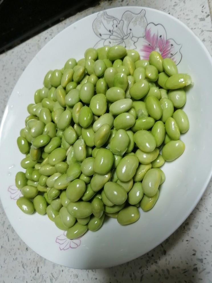香辣毛豆,<a style='color:red;display:inline-block;' href='/shicai/ 67'>毛豆</a>剥好,洗干净。