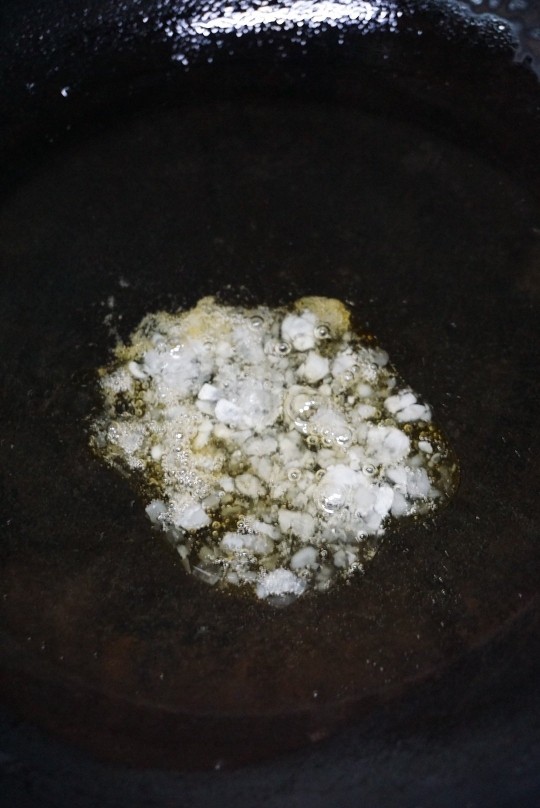 五香卤猪蹄,起锅热油,把冰糖放入锅中