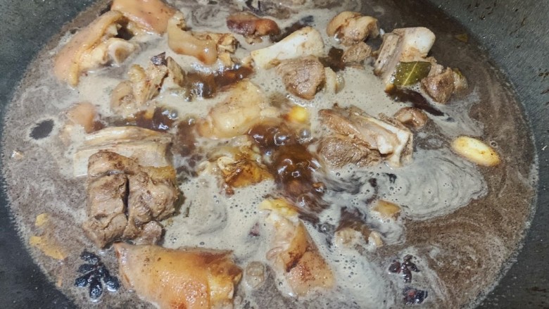 五香卤猪蹄,翻炒入味后加入适量清水,没过猪蹄。中水炖一个半小时