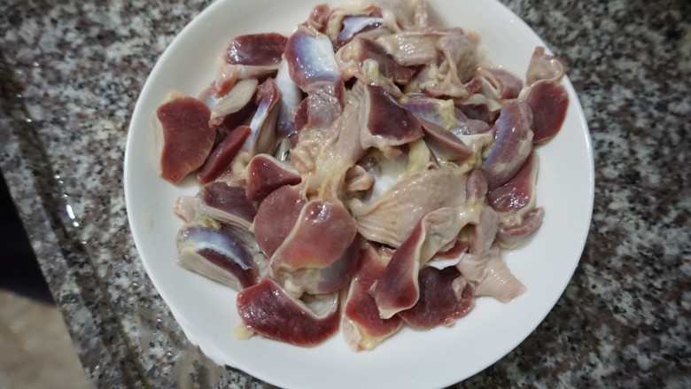 辣炒鸡胗,因为鸡胗会比较腥,建议用盐腌制半小时
