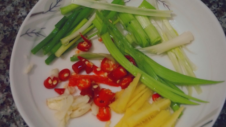 辣炒鸡胗,这样配菜就准备好啦!