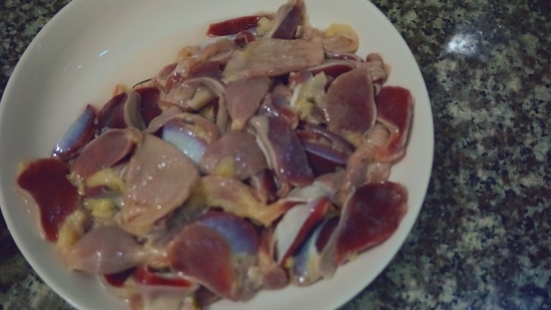 辣炒鸡胗,把鸡胗洗干净,然后沥干备用。