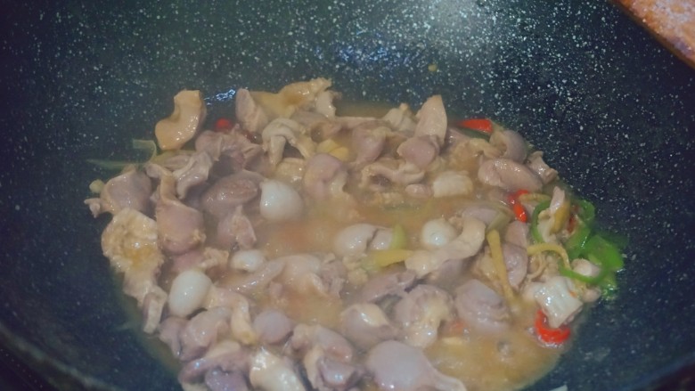 辣炒鸡胗,再倒入两勺<a style='color:red;display:inline-block;' href='/shicai/ 788'>生抽</a>,并且翻炒均匀