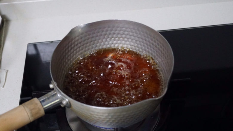 椰汁千层糕,简单四种材料,一次就学会!,煮至红糖溶化,关火放一旁晾凉备用。