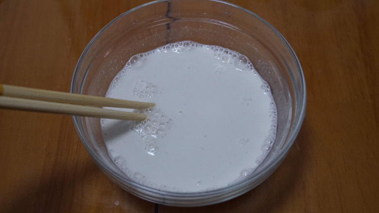 椰汁千层糕,简单四种材料,一次就学会!,将200毫升的清水和125克的马蹄粉混合拌匀,