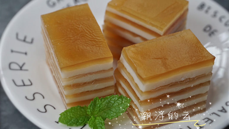 椰汁千层糕,简单四种材料,一次就学会!,冷藏后口感更佳,表面可以加入少许桂花糖,加倍好吃哦❤️