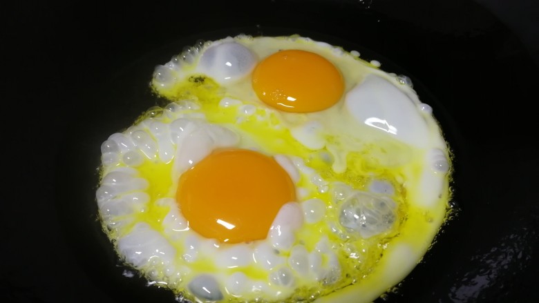 木须肉,油刚要冒烟关火,打入两个<a style='color:red;display:inline-block;' href='/shicai/ 9'>鸡蛋</a>,用余热把一面煎熟,轻轻翻面,开小火把另一面煎熟。