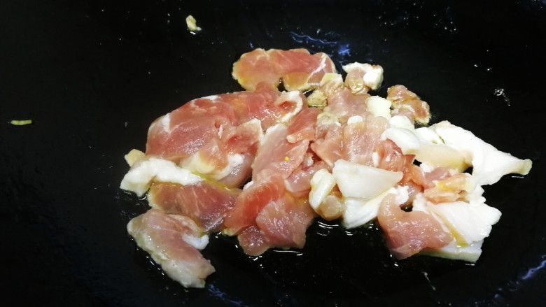 木须肉,锅里倒入少量油,油微热放入肉片。