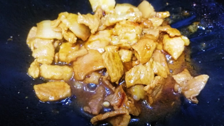 木须肉,加一勺<a style='color:red;display:inline-block;' href='/shicai/ 718'>料酒</a>,一勺海鲜酱油大火炒香炒上色。