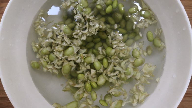 雪菜炒毛豆,把毛豆放<a style='color:red;display:inline-block;' href='/shicai/ 156925'>水</a>中,搓洗干净