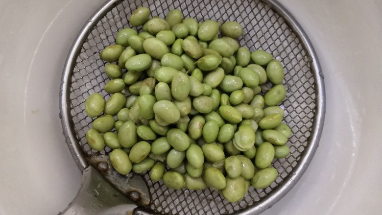 雪菜炒毛豆,毛豆洗干净后,沥干水份备用
