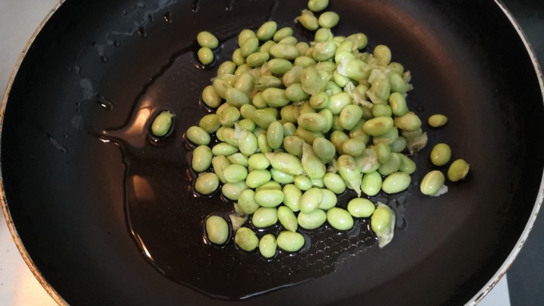 雪菜炒毛豆,把毛豆,倒入锅中