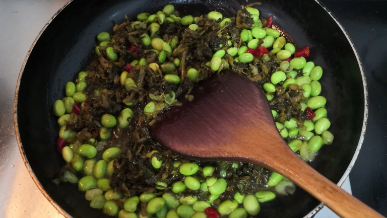 雪菜炒毛豆,把雪菜和毛豆,翻炒均匀