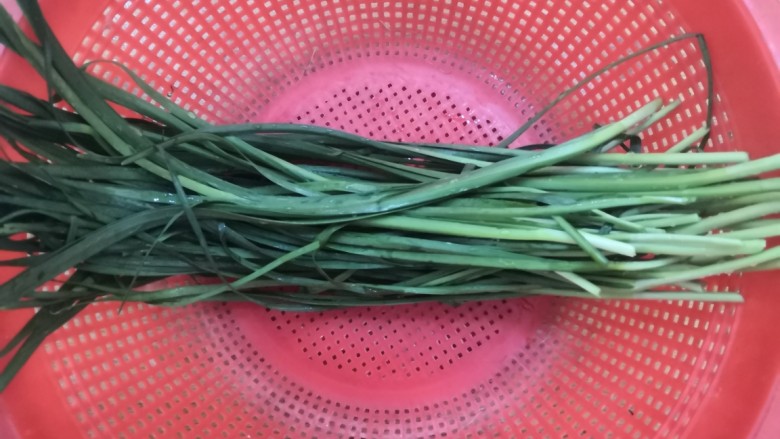 猪血炖豆腐,洗干净的韭菜,沥干水份