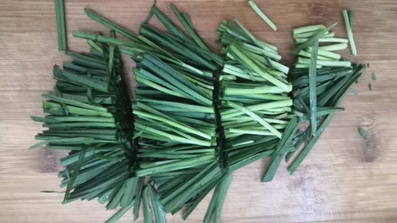 猪血炖豆腐,把韭菜,切段,备用