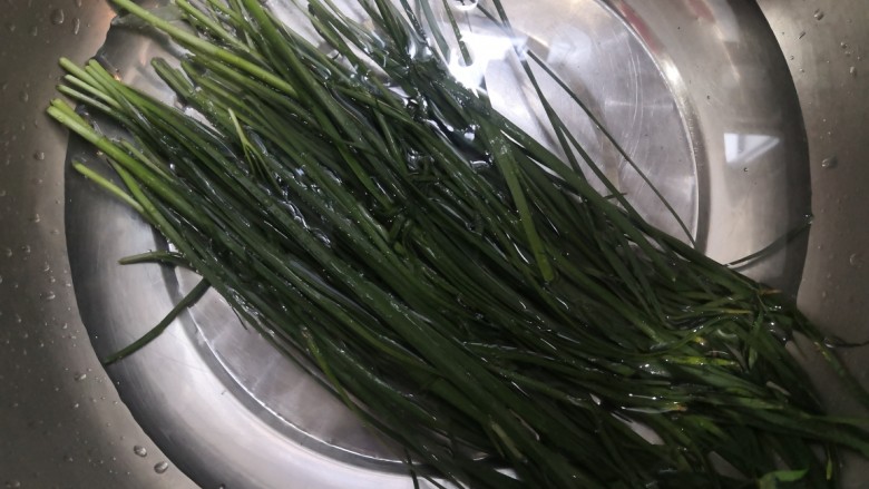 猪血炖豆腐,把韭菜摘去黄叶,放入<a style='color:red;display:inline-block;' href='/shicai/ 156925'>水</a>中,搓洗干净