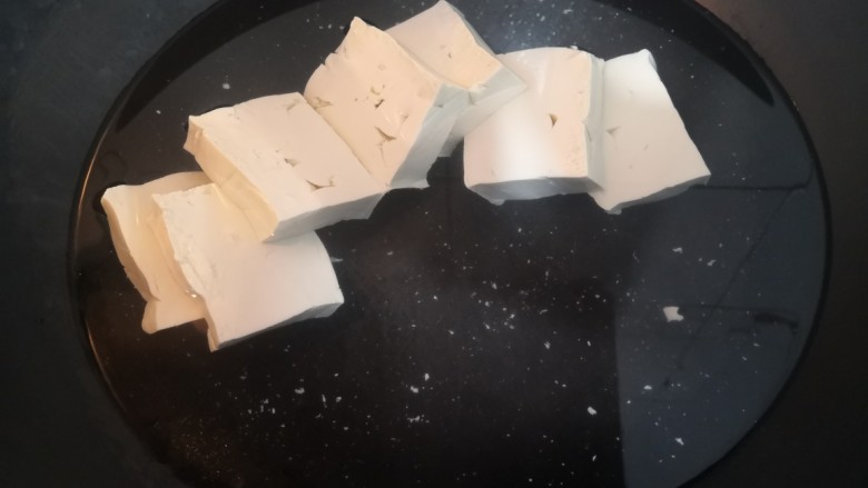 猪血炖豆腐,烧开后,把豆腐放入,焯水1分钟