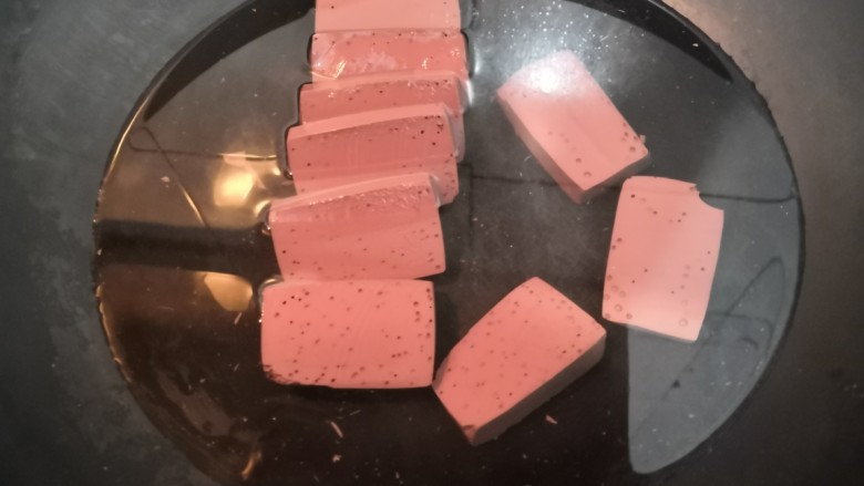 猪血炖豆腐,另起锅,烧开水,放猪血,也焯水1分钟
