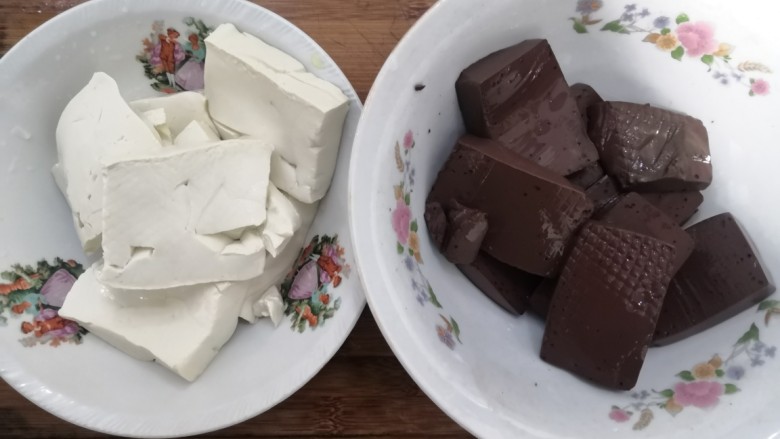 猪血炖豆腐,过凉后,捞出,沥干水份备用