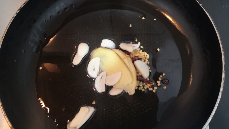 猪血炖豆腐,倒入蒜,姜,辣椒段
