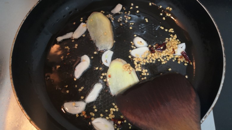 猪血炖豆腐,用铲子,翻炒爆香