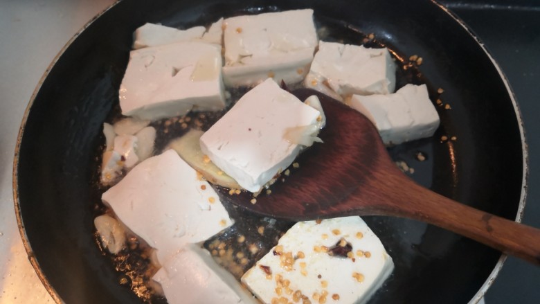 猪血炖豆腐,一面煎至微黄后,翻面再煎