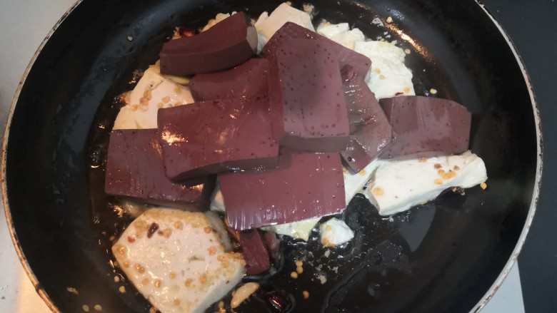 猪血炖豆腐,豆腐煎好后,放入猪血
