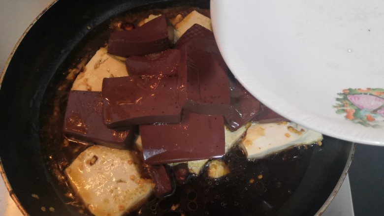 猪血炖豆腐,加入水,没到菜齐平